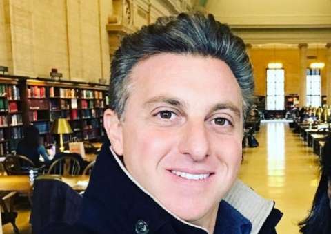 Luciano Huck nega ter apagado fotos com Aécio Neves e manda recado