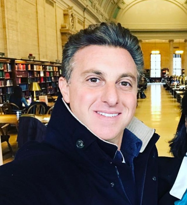 Luciano Huck nega ter apagado fotos com Aécio Neves e manda recado