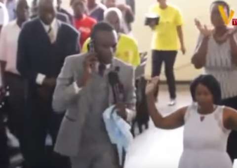 Pastor diz que Deus está online durante culto e vídeo viraliza