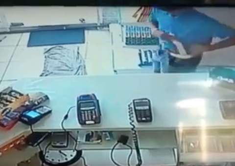 Vídeos mostram ousadia de assaltantes em posto de combustíveis no Amazonas