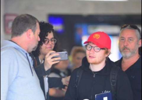 Ed Sheeran desembarca no Rio e curte praia vestido de surfista