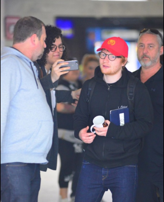 Ed Sheeran desembarca no Rio e curte praia vestido de surfista