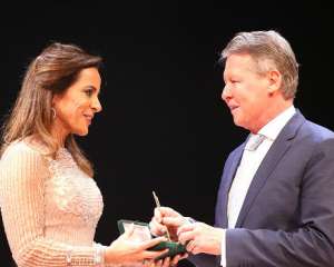 Uma bela mulher. E Arthur