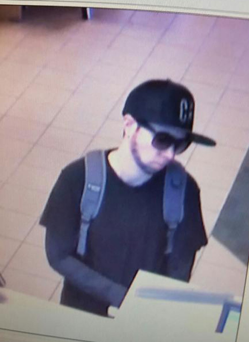 Câmeras de segurança registram detalhe inesperado durante assalto em banco