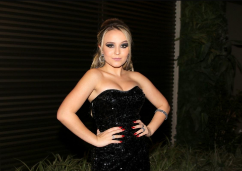 Em festa de 15 anos de ex-'Chiquitita', Larissa Manoela chama atenção ao usar vestido ousado