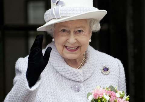 Rainha Elizabeth visita feridos em ataque de Manchester