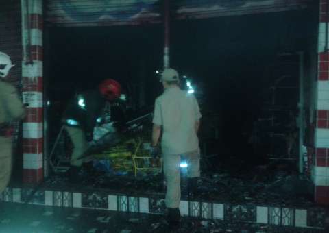 Incêndio destrói parte de mercadinho em Manaus