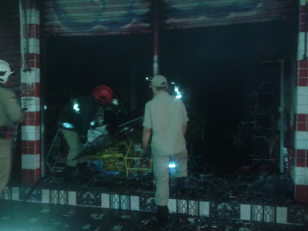 Incêndio destrói parte de mercadinho em Manaus