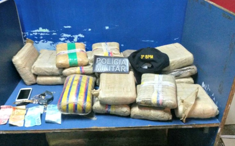 Três homens são presos com 20kg de drogas escondidos em bolsa no Amazonas