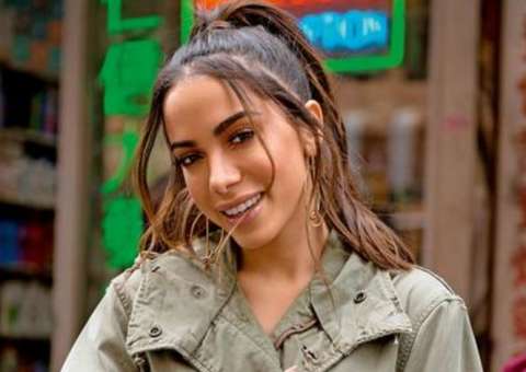 Anitta faz desabafo sobre críticas por cirurgias plásticas: 'me sinto muito mal'