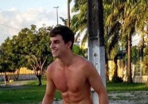 Ex-BBB Manoel mostra tanquinho durante jogo em bairro de Manaus