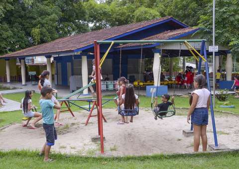 Alice no País das Maravilhas é atração no Parque Cidade da Criança