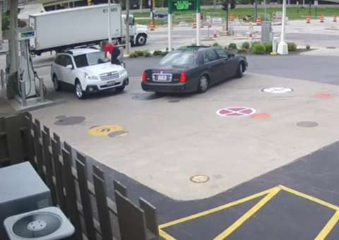 Mulher sobe no capô do carro para impedir roubo. Veja video  