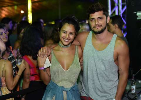 Yanna Lavigne e Bruno Gissoni posam juntos em primeira foto com a filha