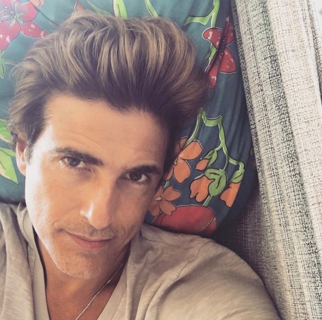 Reynaldo Gianecchini surge fantasiado de Robin em festa de Ivete Sangalo