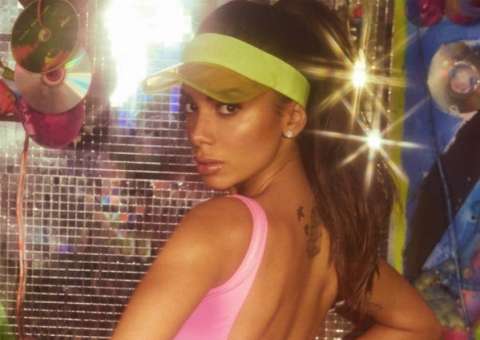 De fio dental, Anitta dá close no bumbum para divulgar nova música