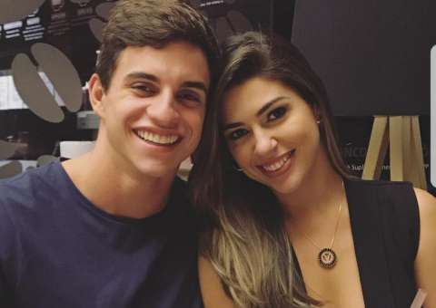 Ex-BBB Vivian Amorim curte passeio romântico com Manoel em Manaus