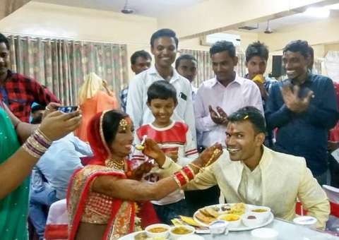 Após ser atacada com ácido, mulher liga por engano e algo surpreendente acontece