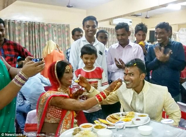 Após ser atacada com ácido, mulher liga por engano e algo surpreendente acontece