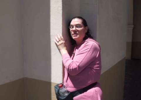 Mulher se casa com estação ferroviária e afirma ter relações sexuais com ela