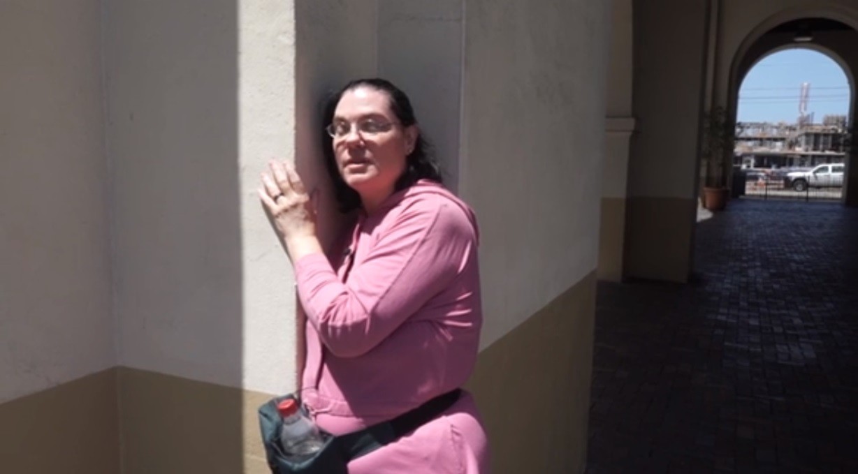 Mulher se casa com estação ferroviária e afirma ter relações sexuais com ela