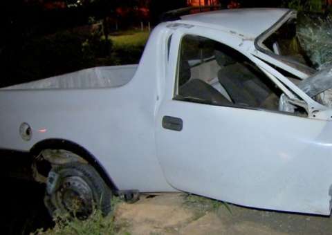 Filho de deputado fica gravemente ferido ao bater com carro em poste