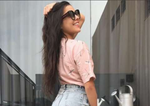 De shortinho com bumbum empinado, ex-bbb Emilly filosofa após polêmicas