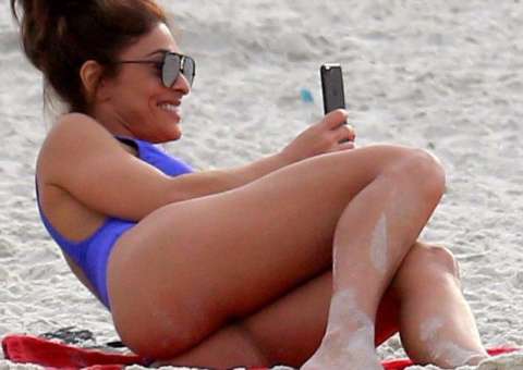 Com bumbum generoso à mostra, Juliana Paes é apalpada pelo marido na praia