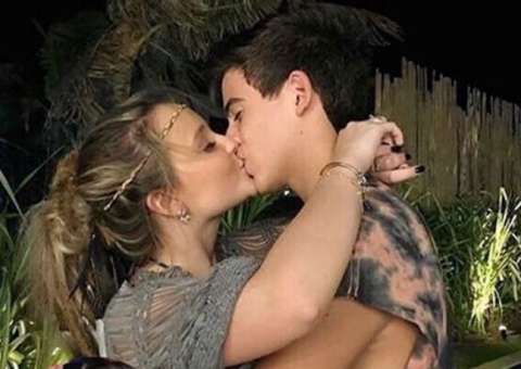  Larissa Manoela aparece aos beijos com 'ex' após negar namoro