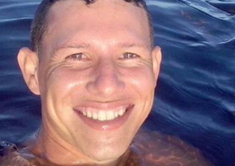 Amazonense tira selfie em rio na companhia de anaconda e foto viraliza na internet