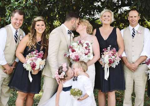 Dama de honra surpreende a todos em foto de casamento 