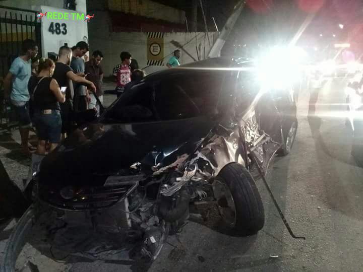Homem fica ferido, após carro colidir com poste em avenida de Manaus