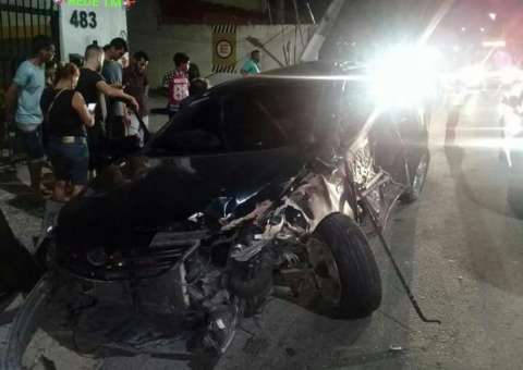 Homem fica ferido, após carro colidir com poste em avenida de Manaus