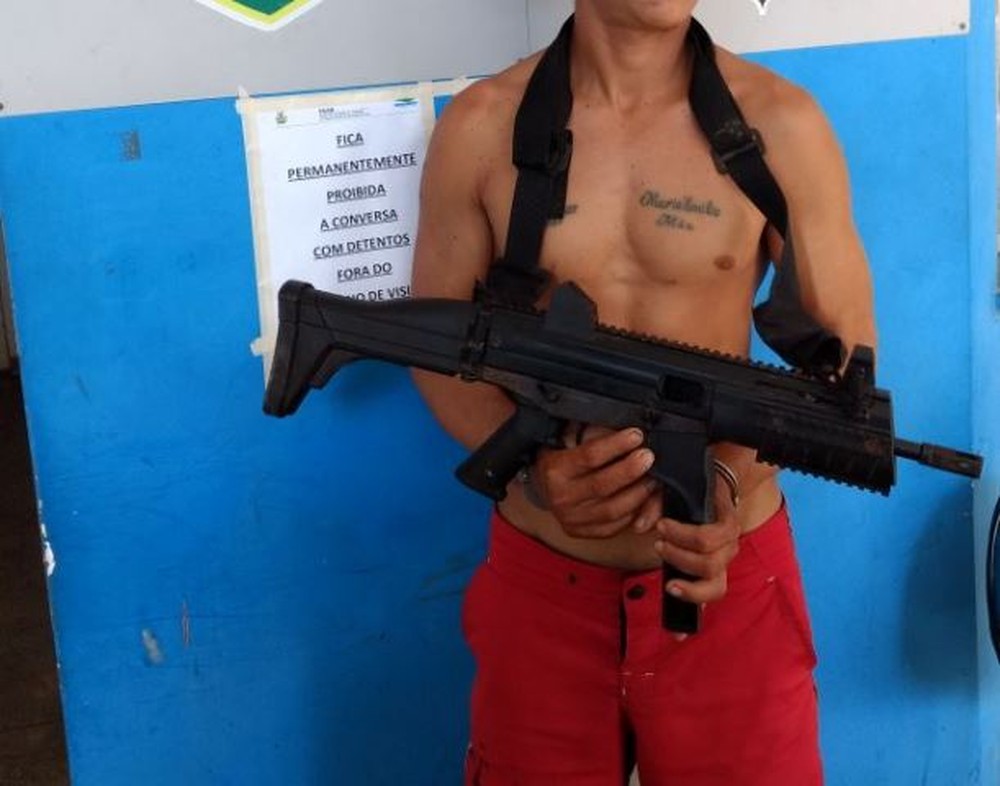 Homem é preso após roubar metralhadora de dentro de delegacia no Amazonas