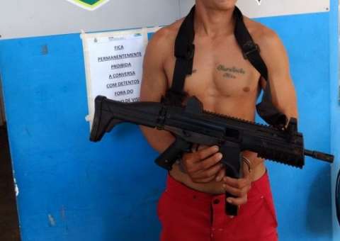 Homem é preso após roubar metralhadora de dentro de delegacia no Amazonas