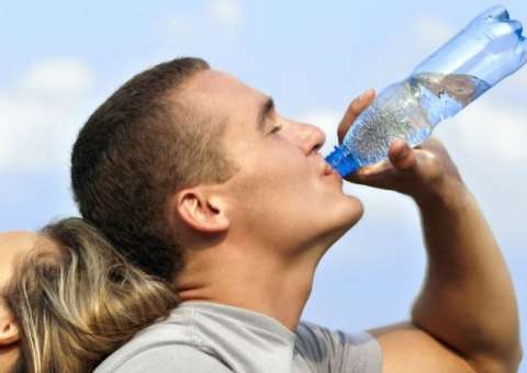 10 fatos surpreendentes que acontecem com seu corpo quando bebe água em jejum 