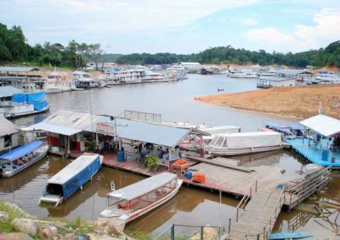Três pessoas desaparecem após colisão entre bote e lancha em Manaus