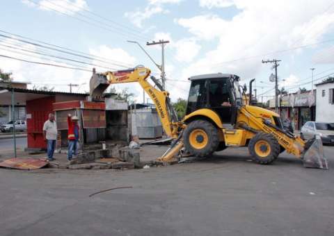 Operação faz retirada e demolição de comércios em área verde de Manaus  