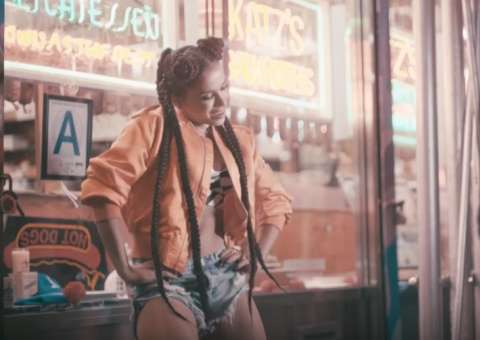 Anitta mostra corpão e requebra muito em prévia de novo clipe