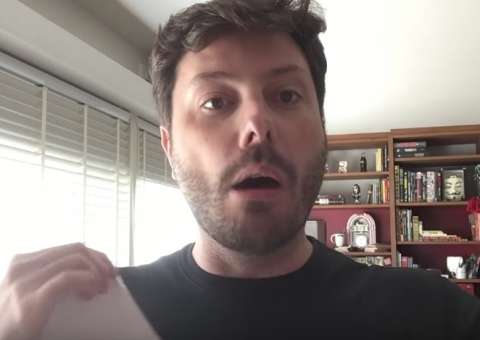 Danilo Gentili rasga notificação de processo e manda mensagem pesada para deputada