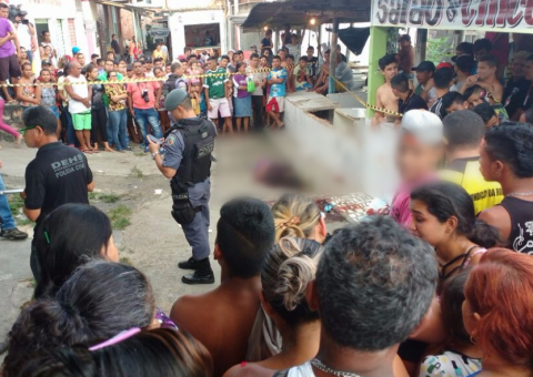 Jovem é executado com 5 tiros por dupla encapuzada em feira de Manaus