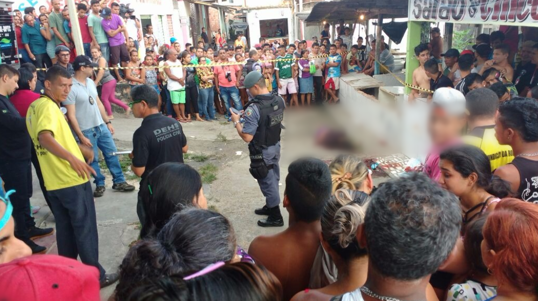 Jovem é executado com 5 tiros por dupla encapuzada em feira de Manaus