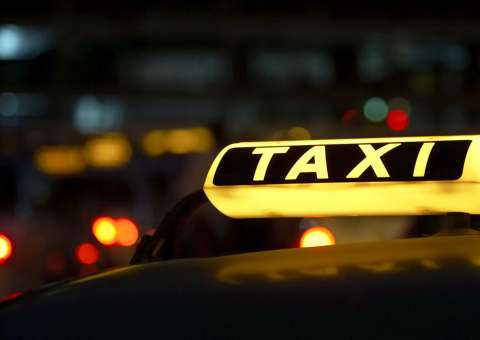 Homem é estuprado por três mulheres durante três dias após pegar táxi