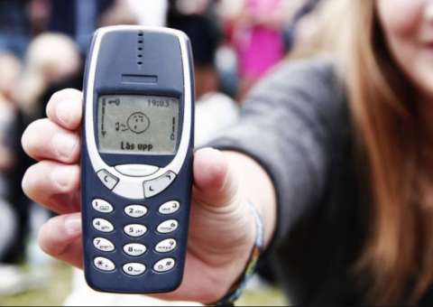 Mulheres usam celulares antigos como brinquedos eróticos   