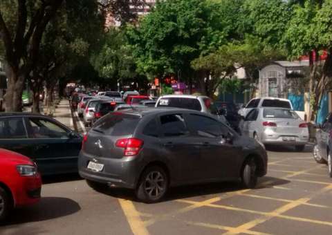 Obra emergencial interdita avenida e deixa trânsito caótico no Centro de Manaus