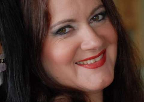 Isabelle Sabrié apresenta o espetáculo Je Suis Paris em Manaus