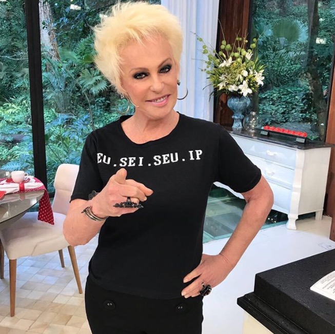 Ana Maria Braga usa camisa sugestiva e bomba na internet