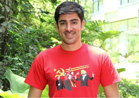 Recém-separado, Marcelo Adnet é visto aos beijos com morena em festa