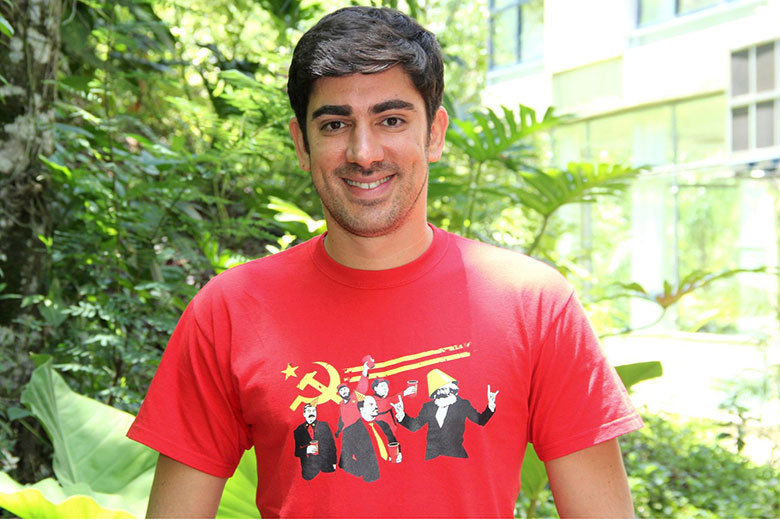 Recém-separado, Marcelo Adnet é visto aos beijos com morena em festa