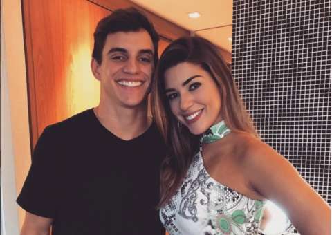 Ex-BBB Vivian mostra momento romântico com Manoel em Manaus